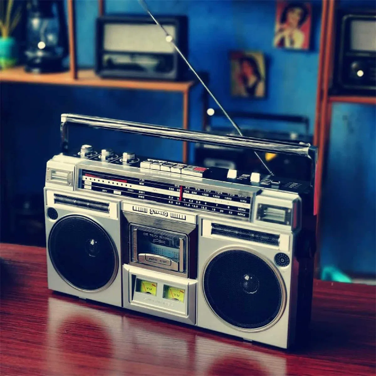 Boombox a cassetta, radio AM/FM, altoparlanti stereo integrati, ampia compatibilità Bluetooth per l'associazione rapida di vari dispositivi, per un'esperienza davvero classica.