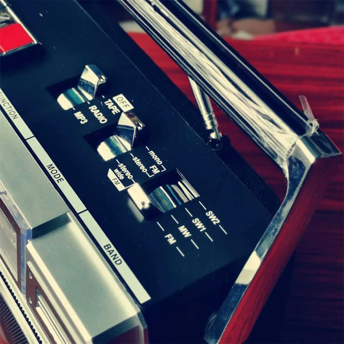 Boombox a cassetta, radio AM/FM, altoparlanti stereo integrati, ampia compatibilità Bluetooth per l'associazione rapida di vari dispositivi, per un'esperienza davvero classica.