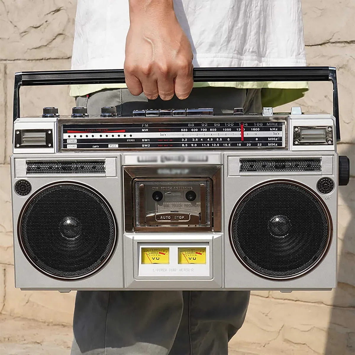Boombox a cassetta, radio AM/FM, altoparlanti stereo integrati, ampia compatibilità Bluetooth per l'associazione rapida di vari dispositivi, per un'esperienza davvero classica.