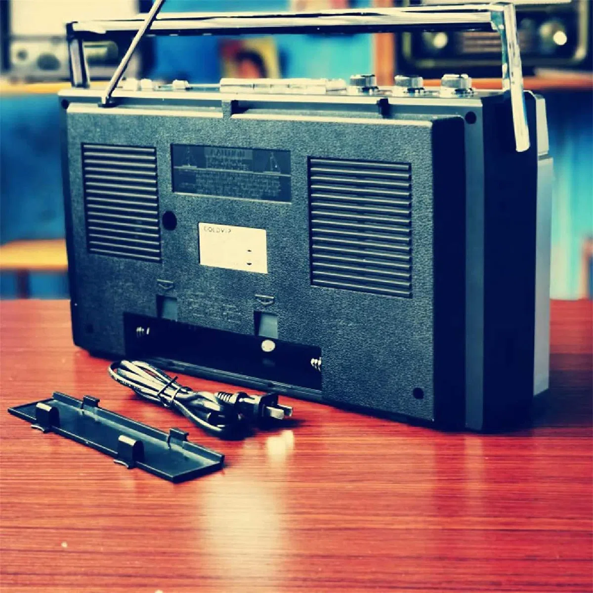 Boombox a cassetta, radio AM/FM, altoparlanti stereo integrati, ampia compatibilità Bluetooth per l'associazione rapida di vari dispositivi, per un'esperienza davvero classica.