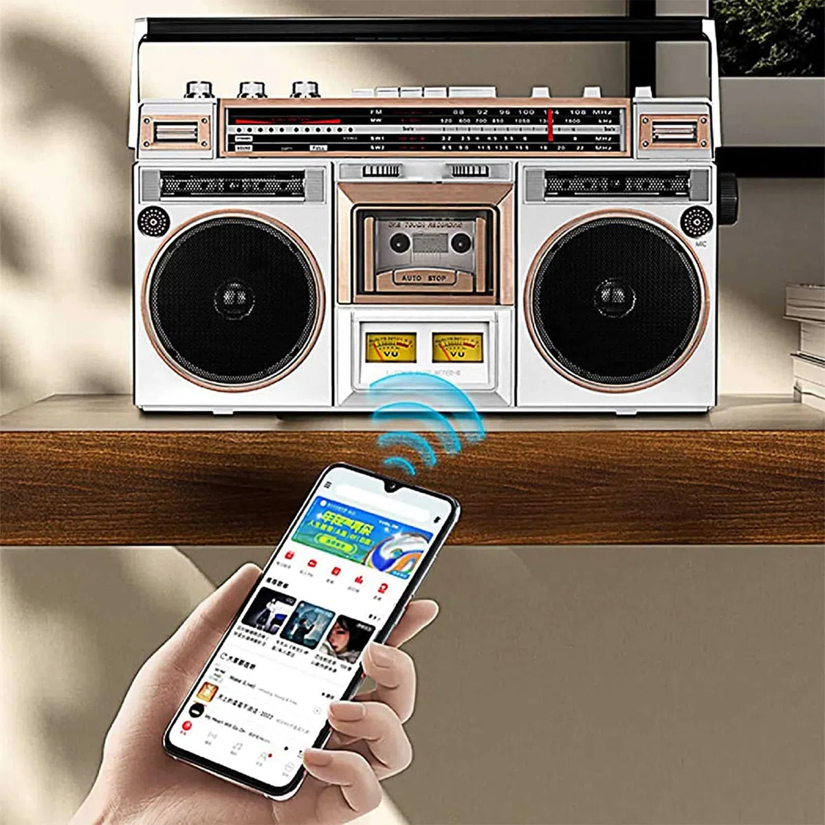 Boombox a cassetta, radio AM/FM, altoparlanti stereo integrati, ampia compatibilità Bluetooth per l'associazione rapida di vari dispositivi, per un'esperienza davvero classica.