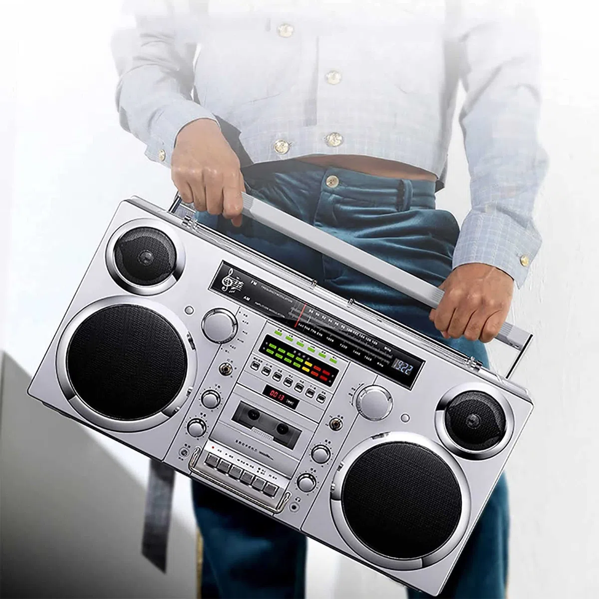 Boombox wireless retrò con Bluetooth 5.0, radio AM/FM, riproduzione SD/AUX/USB e registrazione one-touch per intrattenimento musicale domestico e all'aperto