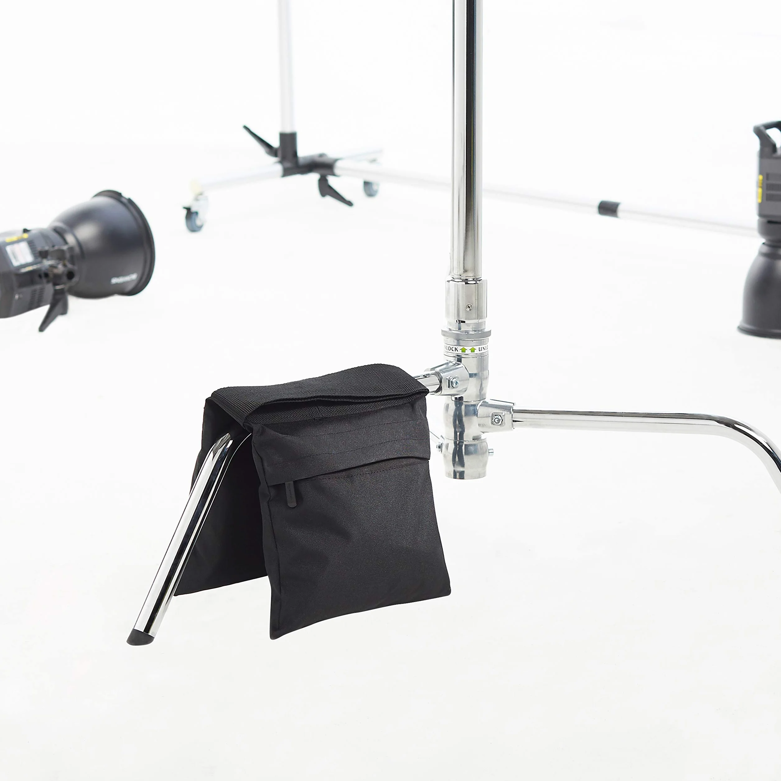 Amazon Basics Set di 4 Sacchi di Sabbia Fotografici Vuoti per Supporti di Luce, Riflettori, Softbox e Studio Fotografico, Carico Massimo 9kg - Nero